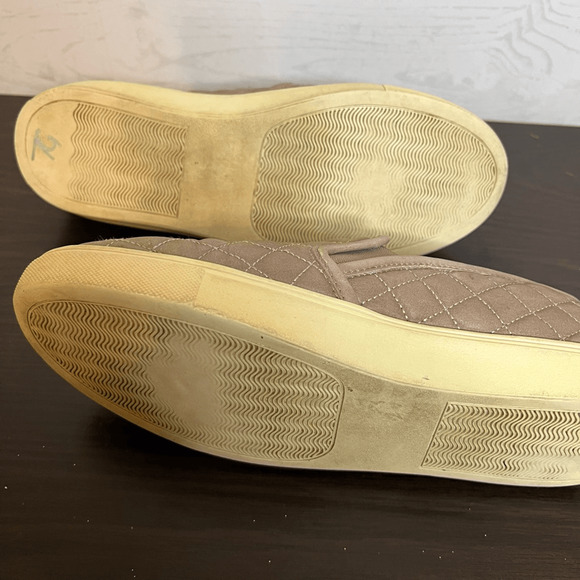 Steve Madden “Ecentrcq” tan quilted slip on sneakers  Size 8.5 - Picture 6 of 7